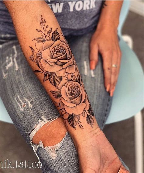 tatuajes flores en el brazo mujer